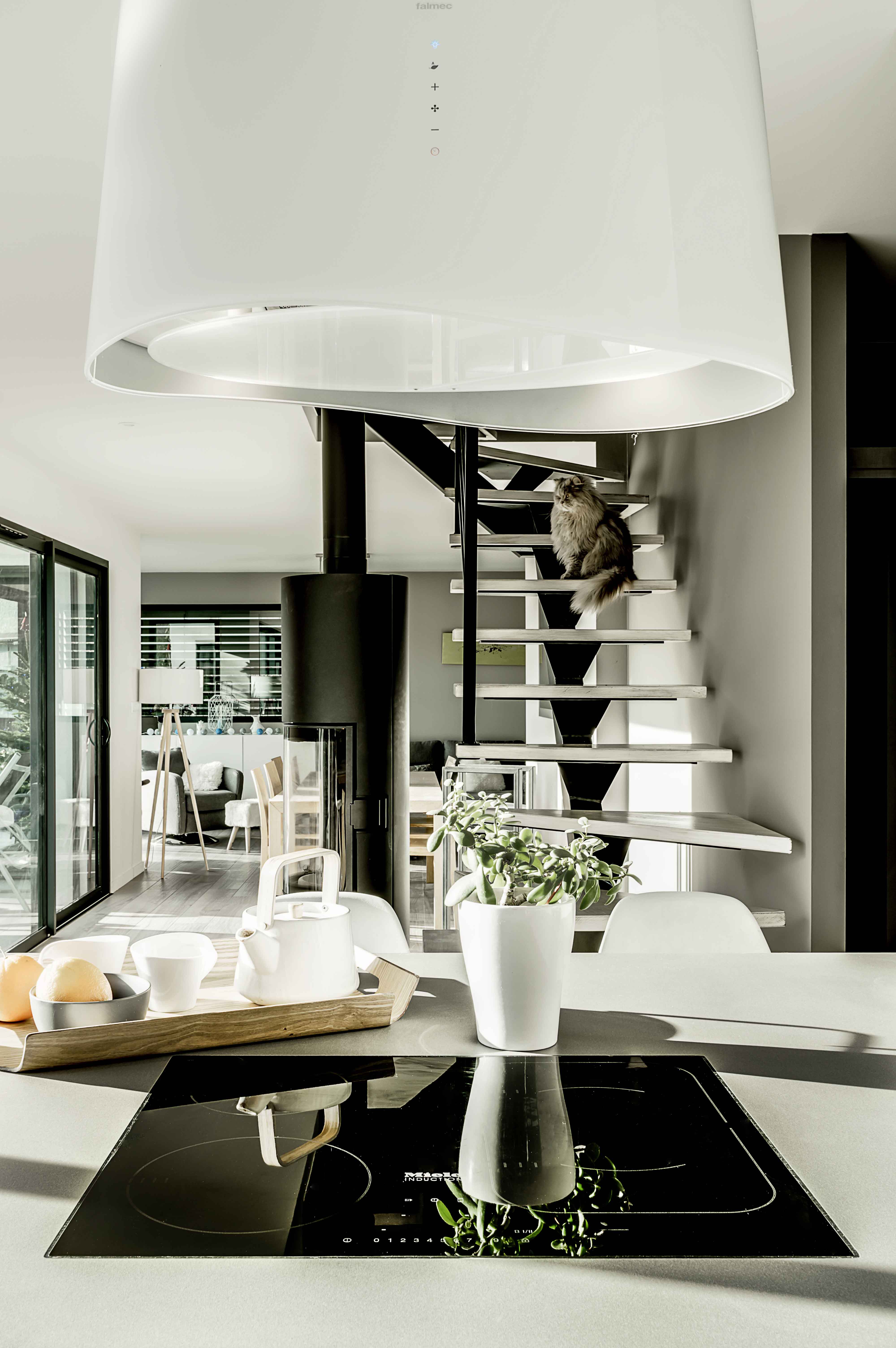 Belle maison ultra chic moderne avec table de cuisson, ultra lumineuse