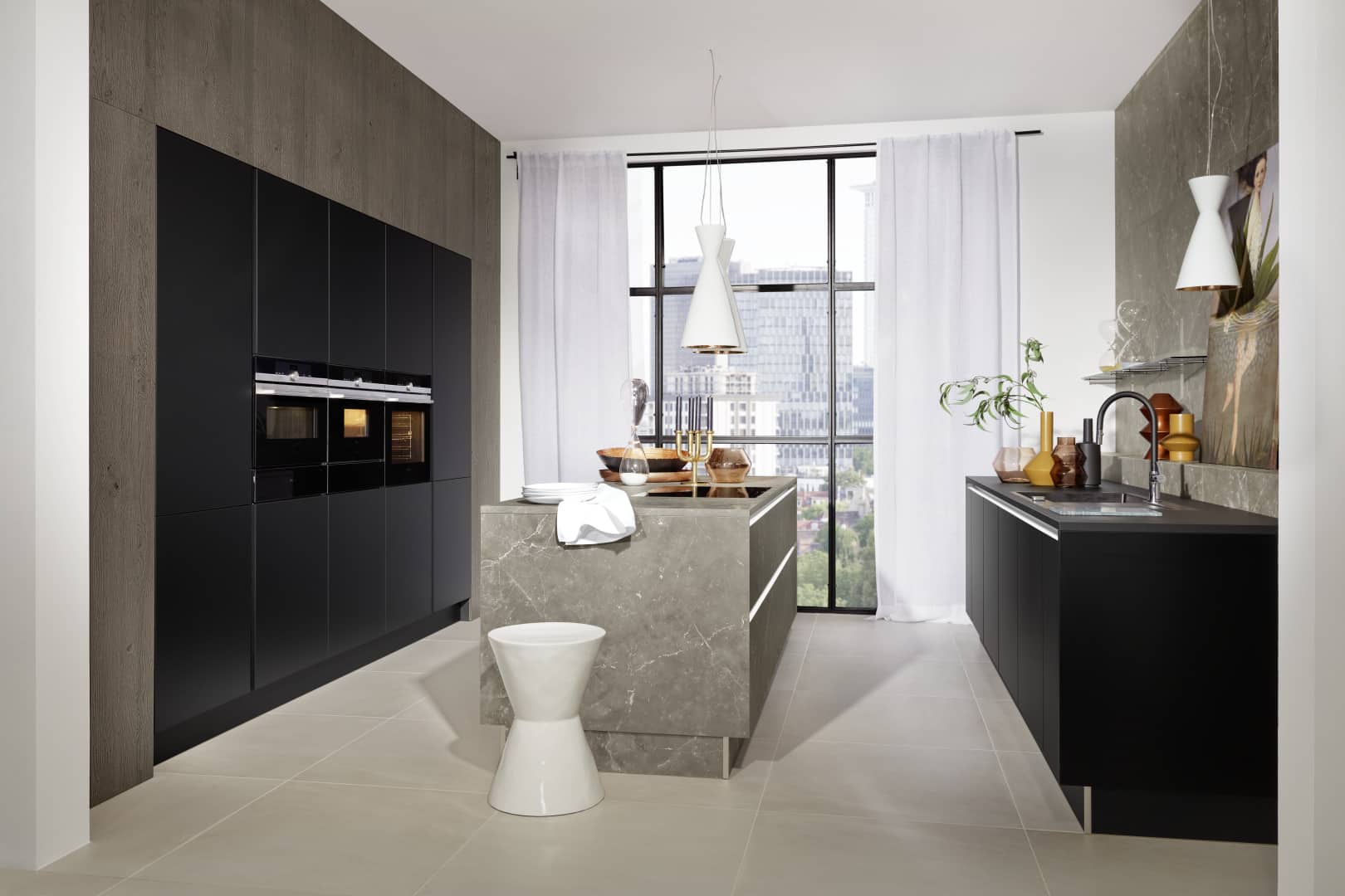 cuisine moderne équipée Manhattan - Marmor grau / Phoenix - Schwarz softmatt