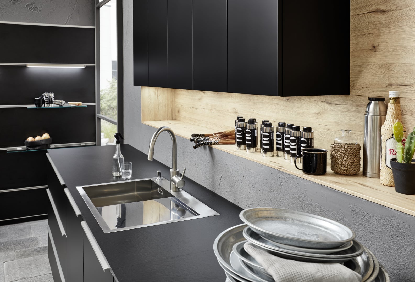 Espace cuisine influence contemporaine haut de gamme Schwarz installée par Intérieur Littoz Annecy