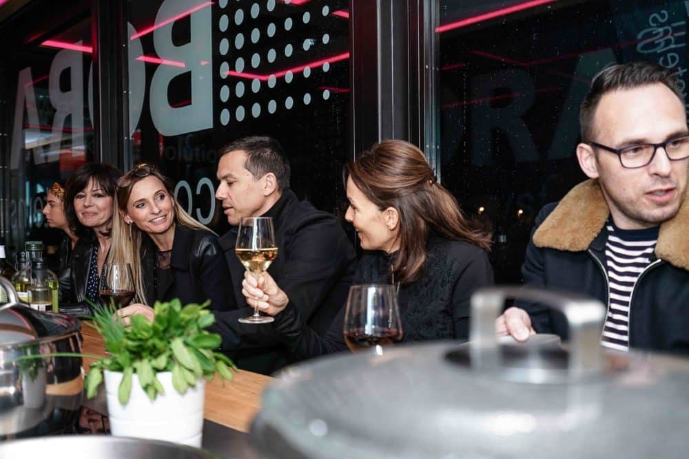 moment de convivialité entre partenaire cuisiniste et client Annecy