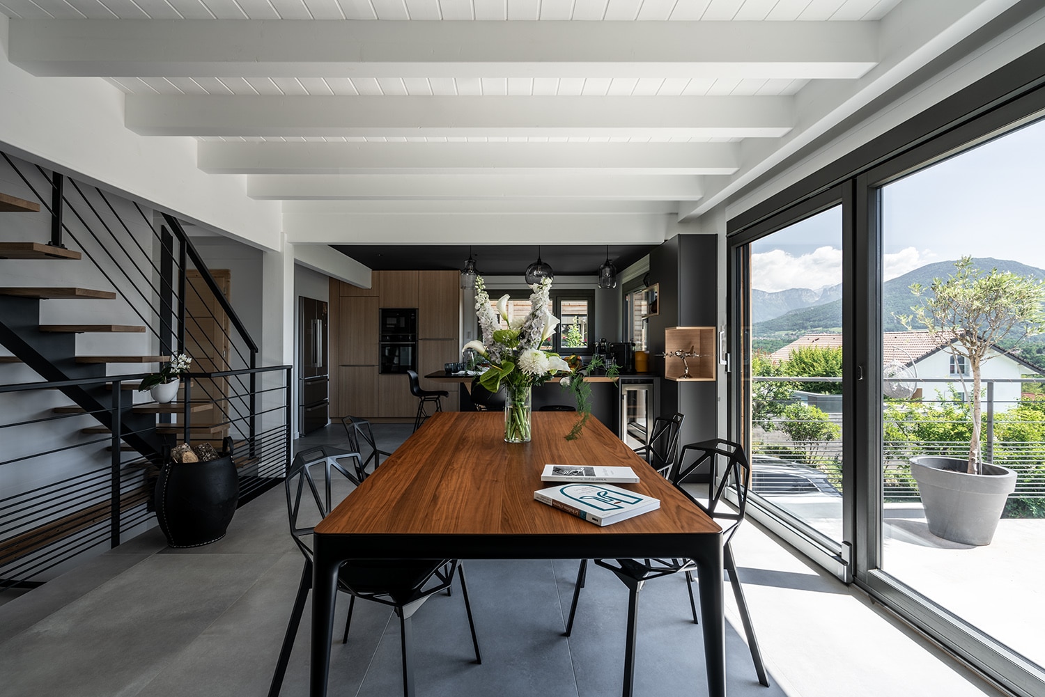 Aménagement intérieur moderne dans une villa